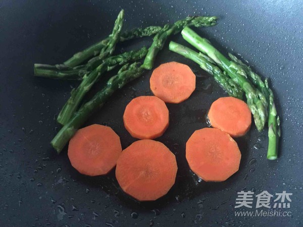 Pan-fried Asparagus and Fresh Shellfish recipe