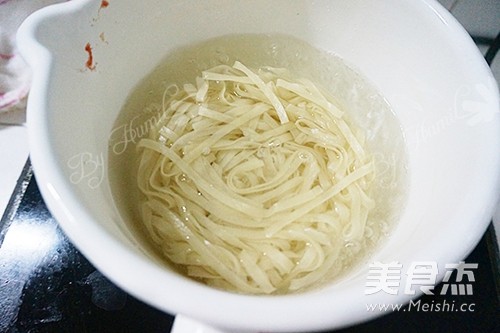 Stir-fried Wide Noodles with Herb Meat Sauce recipe