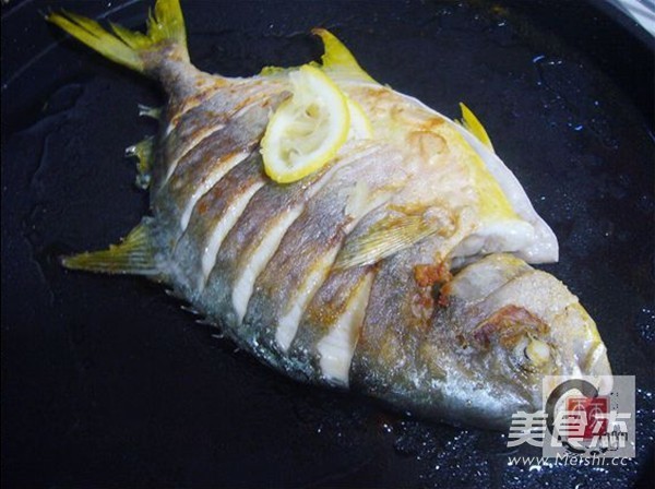 Fried Pomfret with Pepper, Salt and Lime recipe