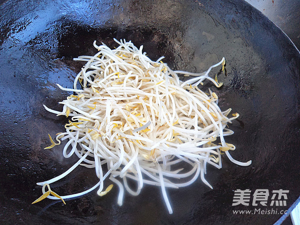 Purple Cabbage Fried with Silver Buds recipe