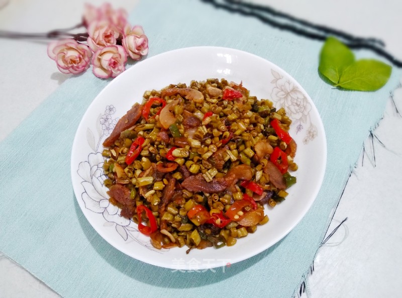 Stir-fried Soaked Cowpea with Oil Residue recipe