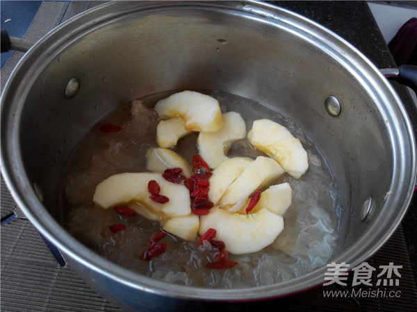 Apple Tremella Wolfberry Soup recipe