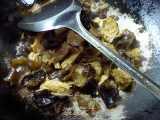 Wild Onion and Black Fungus Fried Roasted Bran recipe