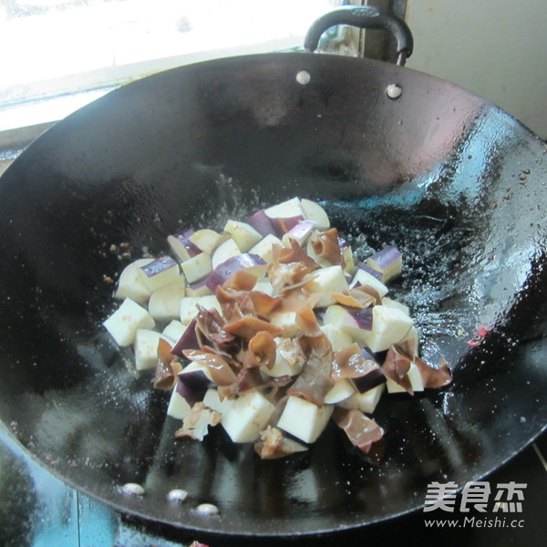 Fried Eggplant with Green Pepper and Fungus recipe