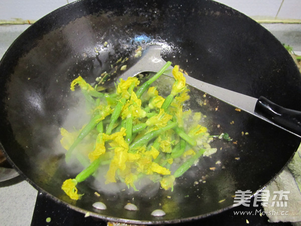 Stir-fried Pork with Cucumber Flower recipe