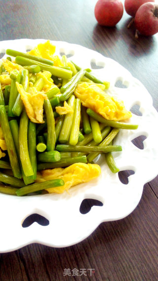 Scrambled Eggs with Garlic Stalks recipe