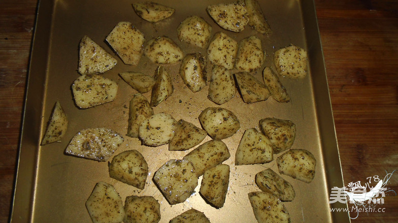 Roasted Potatoes with Herbs and Black Pepper recipe