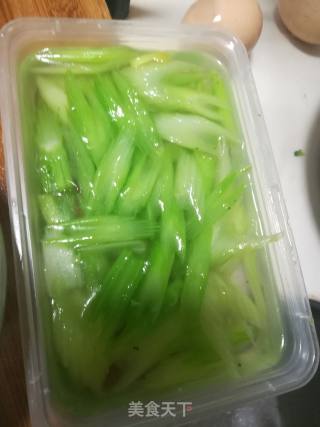 Stir-fried Celery and Cucumber with Lean Meat recipe