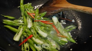 [flying Birds and Beasts]-------fried Pork Ear Root with Hot Pepper recipe