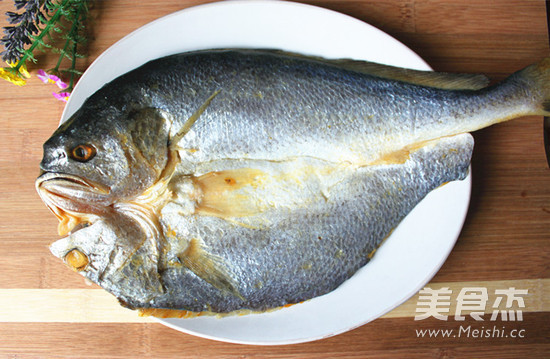 Steamed Large Yellow Croaker with Edamame recipe