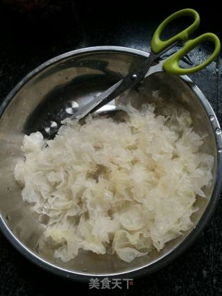 Fresh White Fungus Soup recipe