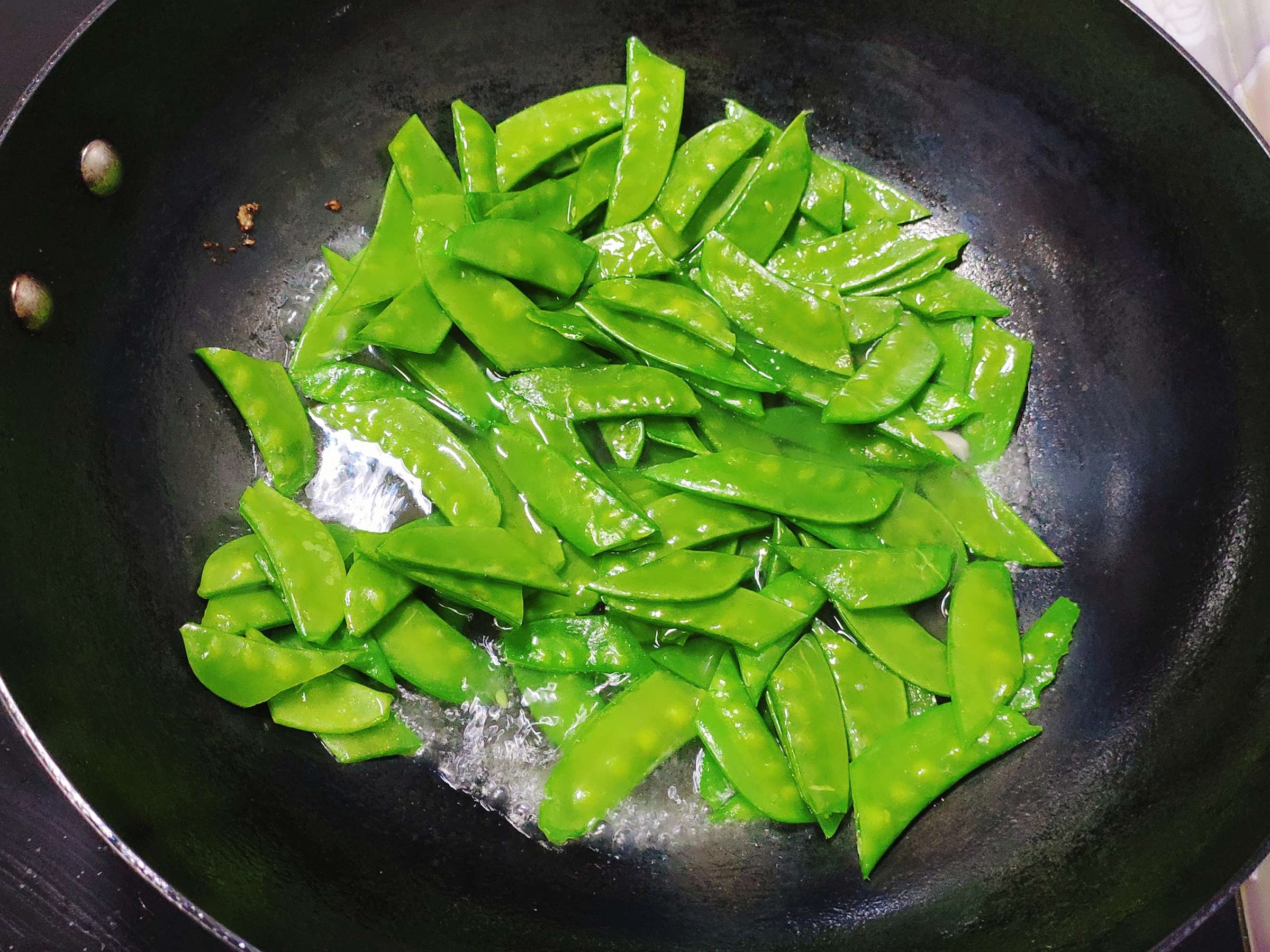 Stir-fried Snow Peas with Light and Non-greasy Sausages recipe