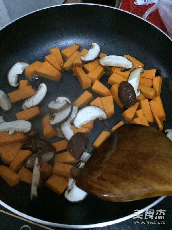 Mushroom and Pumpkin Braised Rice recipe