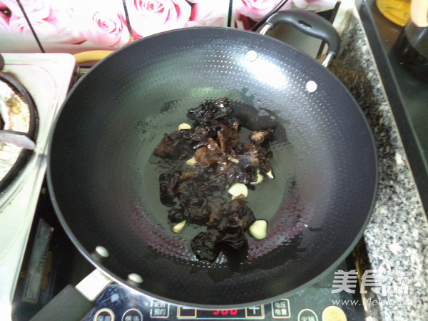 Stir-fried Chinese Cabbage Stem with Black Fungus recipe