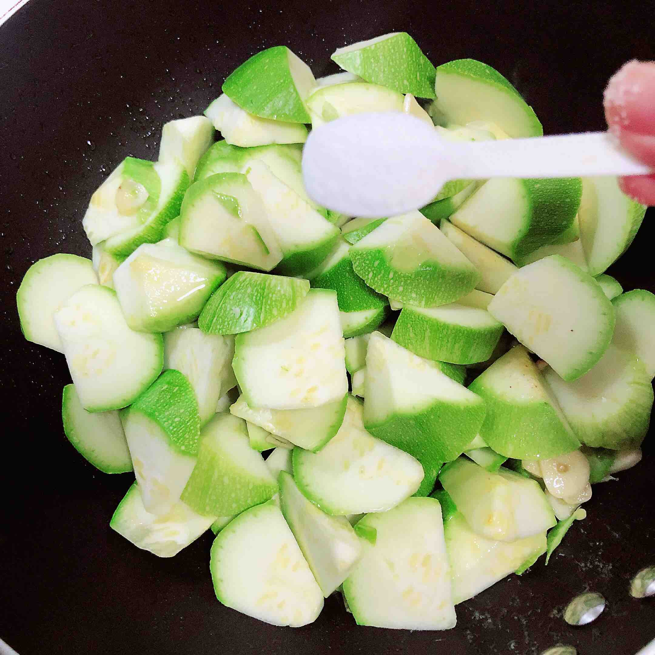 Zucchini with Butter and Black Pepper (quick Dishes) recipe