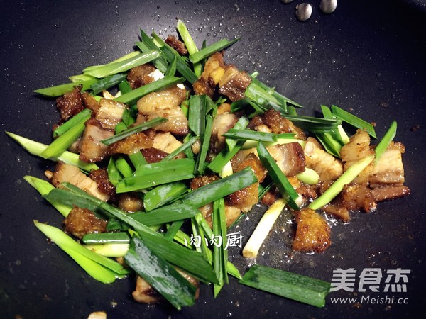 Stir-fried Pork with Garlic Sprouts recipe