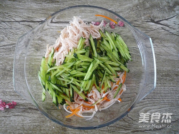 Enoki Mushroom Mixed with Shredded Chicken recipe