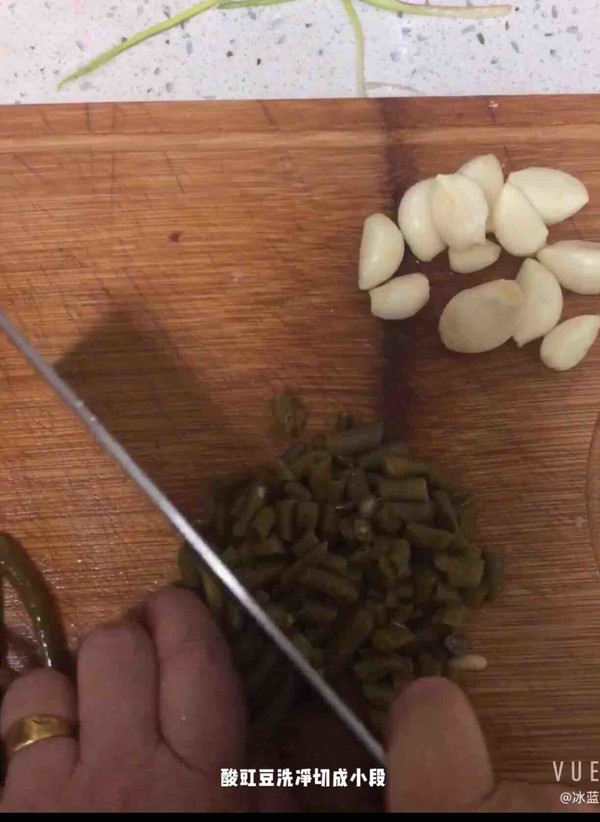 Sour Cowpeas with Garlic recipe