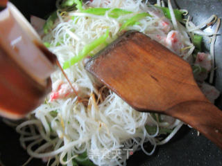 Stir-fried Rice Noodles with Green Pepper Shrimp Balls and Mung Bean Sprout Balls recipe