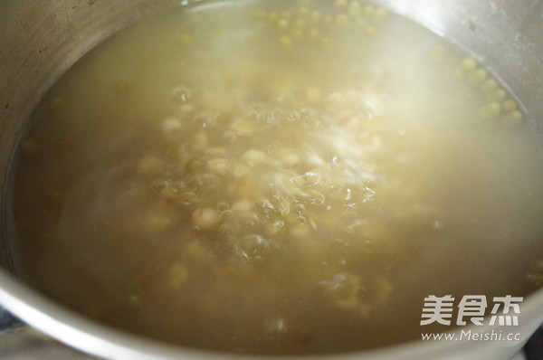 Barley and Mung Bean Soup recipe