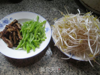 Stir-fried Mung Bean Sprouts with Mushrooms and Peppers recipe