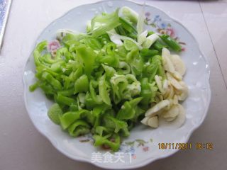 Stir-fried Bamboo Fungus with Green Pepper recipe