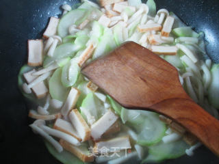 Fish Tofu and White Jade Mushroom Stir-fried Night Blossom recipe