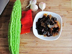 Garlic Oil Bitter Gourd Mixed with Jellyfish recipe