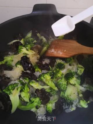 Stir-fried Double Ears with Broccoli recipe