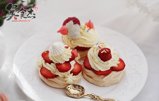 Strawberry Cream Meringue recipe