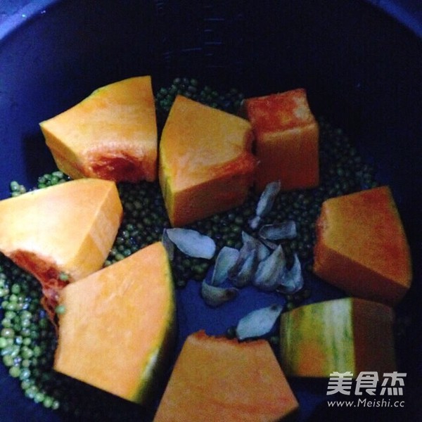 Mung Bean Old Pumpkin Lily Soup recipe