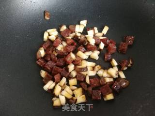 Stir-fried Bun with Bacon and Mushrooms recipe