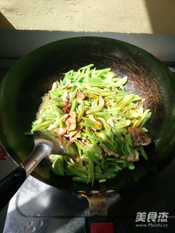 Braised Noodles with Beans recipe