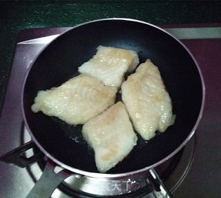 Pan-fried Pansa Fish with Salad Sauce recipe
