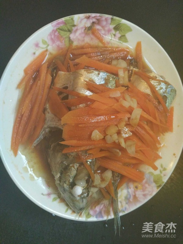 Steamed Fish with Carrots recipe