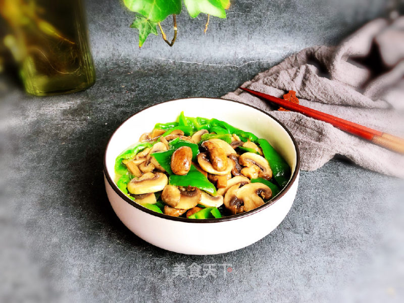 Stir-fried Double Mushroom with Green Pepper