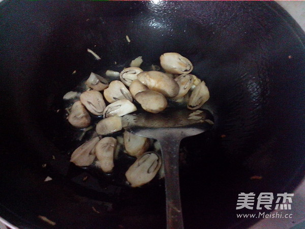 Stir-fried Straw Mushrooms with Tomatoes recipe