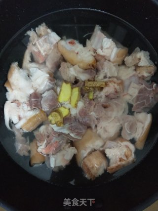 Steamed Pork Knuckles with Taro recipe