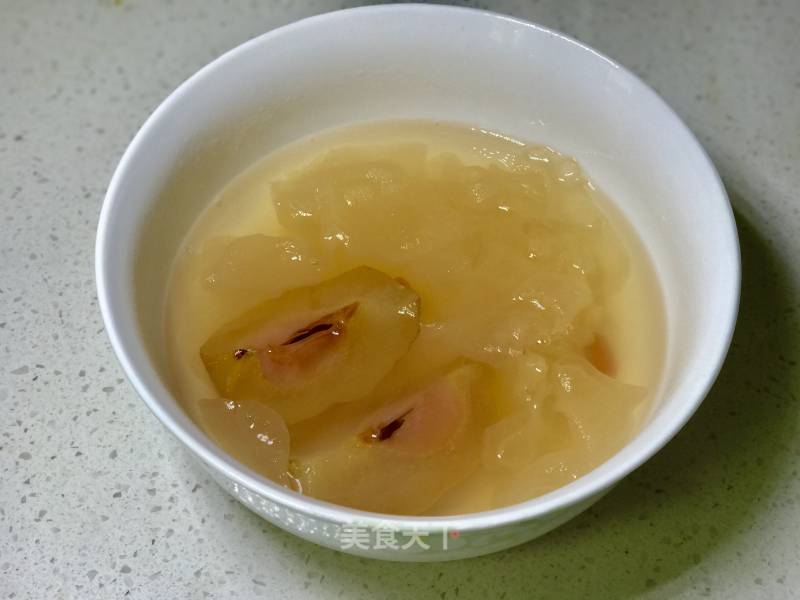 Fresh White Fungus and Fragrant Pear Soup recipe