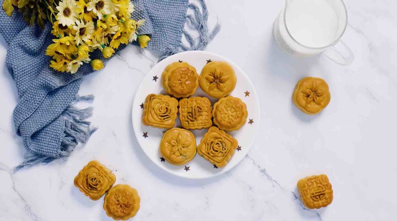 Classic Chinese Salted Egg Yolk Bean Paste Mooncakes, Full of Flavor, One Family recipe
