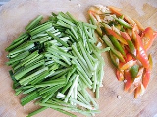 A Quick Appetizer Nutritious Dish Worth 2 Yuan-----stir-fried Pork Blood with Leeks recipe