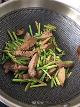 Stir-fried Chicken Liver with Garlic Moss recipe