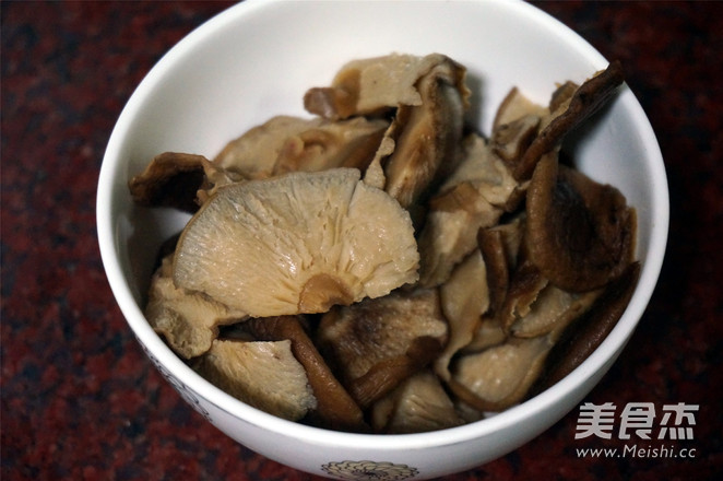 Stir-fried Chicken with Mushrooms recipe