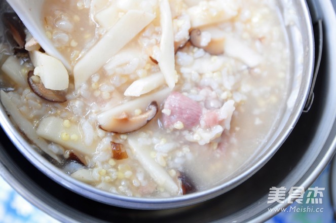 Healthy Congee with Fresh Bamboo Shoots and Mushroom Rib recipe