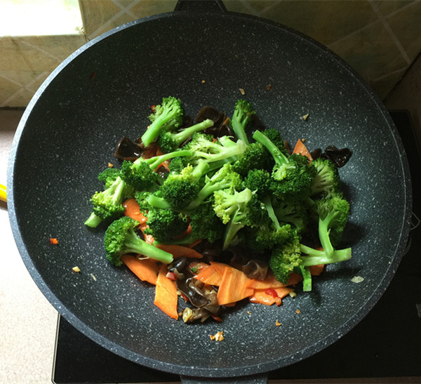 Fried Broccoli with Black Fungus recipe