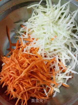 Two-color Radish Strips in Cold Dressing~green Radish and Carrot in Cold Dressing recipe