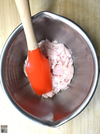 Griddle with Minced Pork and White Radish Leaves recipe