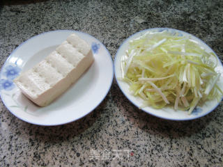 Stir-fried Thousand Page Tofu with Leek Sprouts recipe