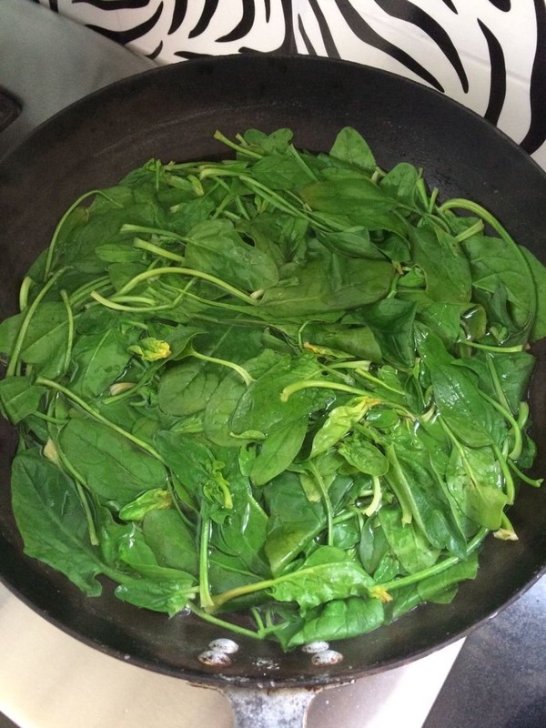 Hairy Clams Mixed with Spinach recipe