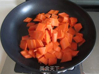 Fried Chicken with Carrots and Fungus recipe